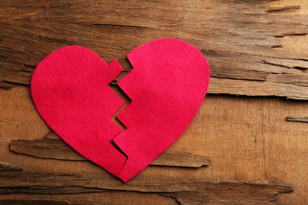 Zlomené srdce na dřevěné pozadí — Stock fotografie