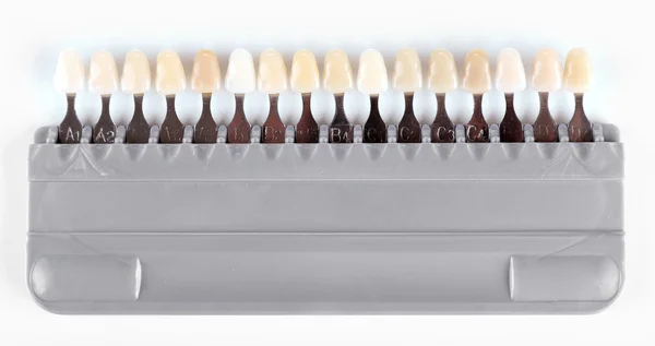 Implante dental de plástico para elegir el tono de color de los dientes aislados en blanco — Foto de Stock