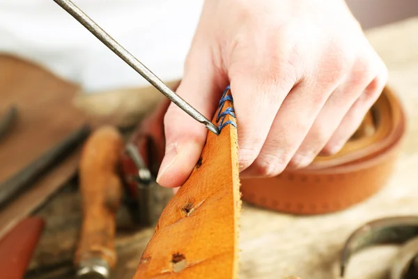 Reparatur von Ledergürtel in der Werkstatt — Stockfoto