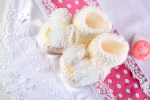 Wit baby laarzen op doek close-up — Stockfoto