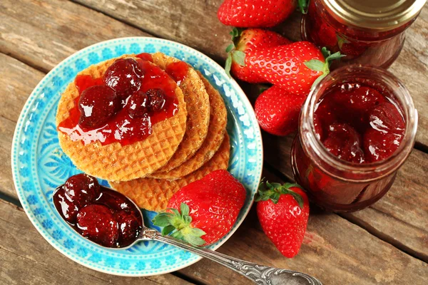Wafers med jordbærsyltetøj og bær på plade på bordet nærbillede - Stock-foto