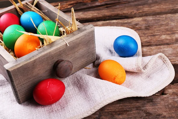 Huevos de Pascua en caja sobre tablones de madera vintage fondo —  Fotos de Stock