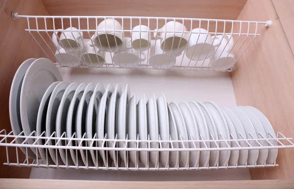 Limpar pratos de secagem em prateleira prato de metal — Fotografia de Stock