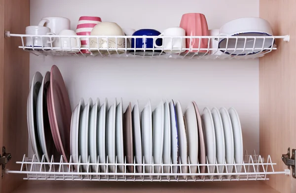 Limpiar los platos de secado en estante de metal plato en estante —  Fotos de Stock