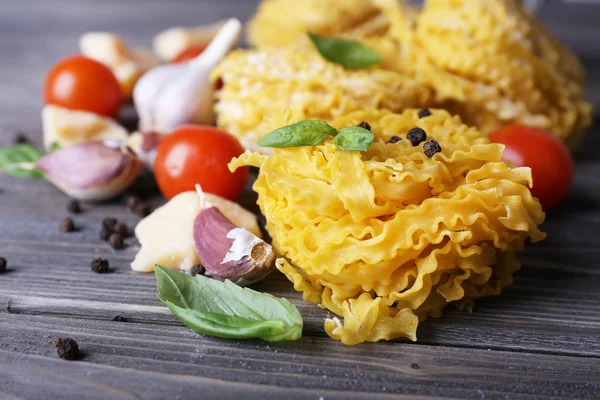 Сирі макарони з сиром та овочами на дерев'яному фоні — стокове фото