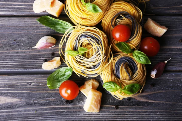 Pastas crudas con queso y verduras sobre fondo de madera —  Fotos de Stock