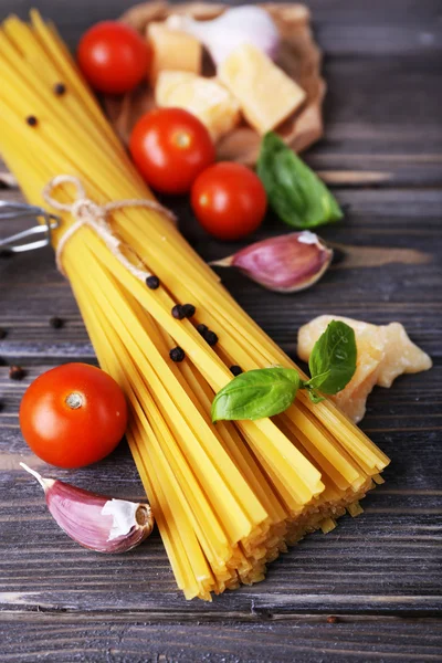 Pastas crudas con queso y verduras sobre fondo de madera —  Fotos de Stock