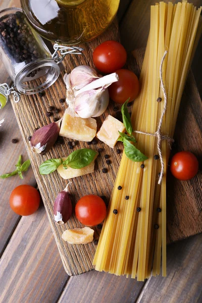 Pastas crudas con queso y verduras sobre fondo de madera —  Fotos de Stock