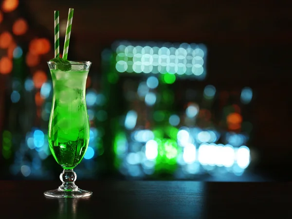 Koyu arka plan üzerinde masada yeşil kokteyl — Stok fotoğraf