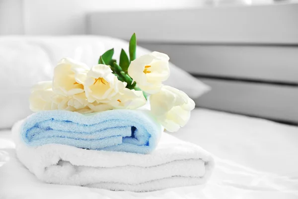 Bianco bei tulipani su asciugamani freschi in hotel, primo piano — Foto Stock