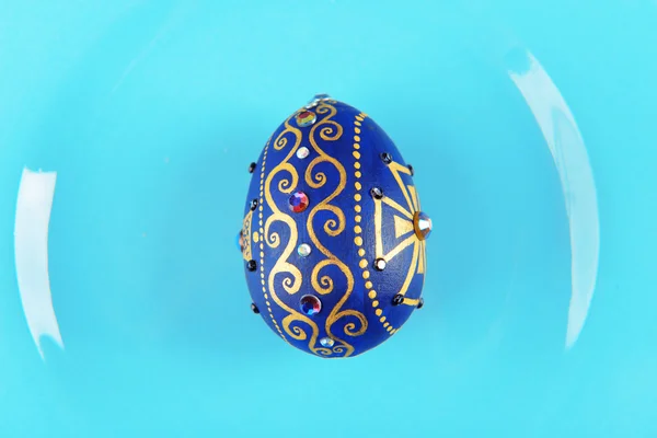 Великоднє яйце на тарілці крупним планом — стокове фото