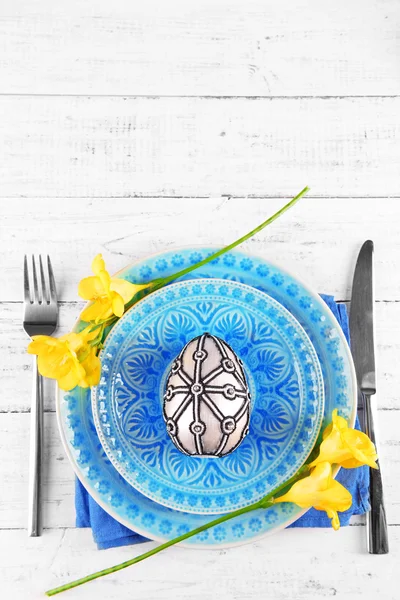 Wielkanocny stół ustawienie z pisanka z bliska — Zdjęcie stockowe