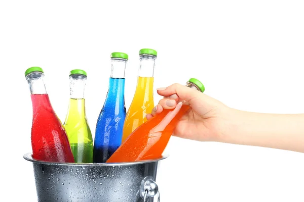 Vrouwelijke hand nemen glazen fles van drank van metalen emmer geïsoleerd op wit — Stockfoto