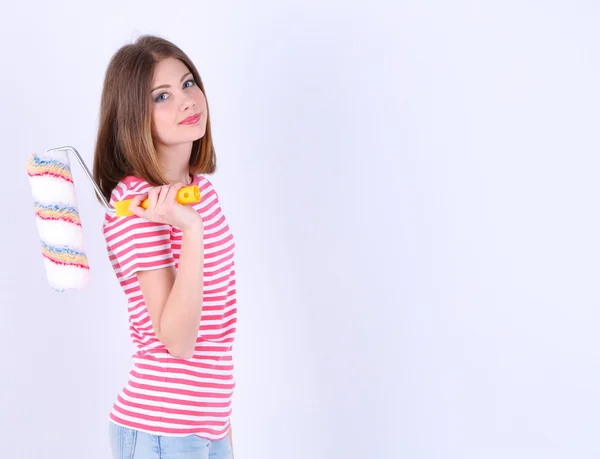 Bella ragazza con rullo vicino al muro — Foto Stock