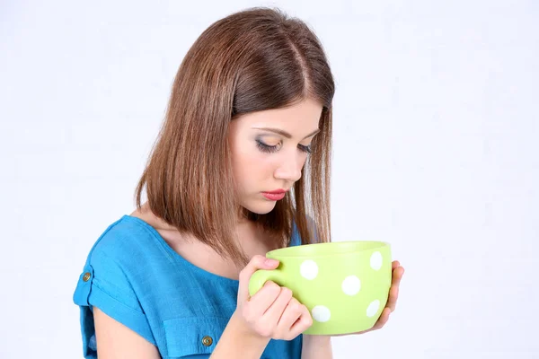 Mooi meisje drinkt uit grote kop — Stockfoto