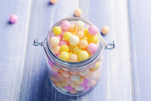 Bunte Streusel auf Glas auf Tisch in Großaufnahme — Stockfoto