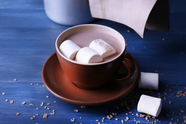 Secangkir coklat dengan marshmallow pada warna latar belakang kayu — Stok Foto