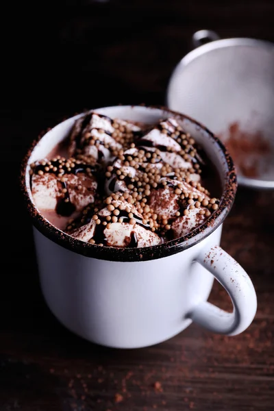 Mug of cocoa with marshmallows on wooden table, closeup — Stock Photo, Image