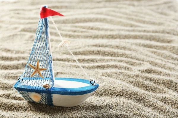 Modelo de brinquedo do navio no fundo da areia do mar — Fotografia de Stock