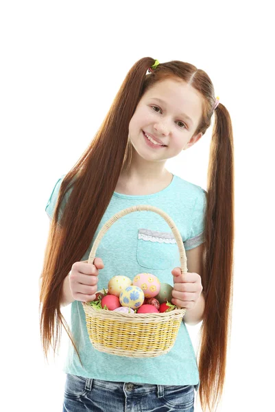 Hermosa niña sosteniendo canasta de mimbre con huevos de Pascua, aislada en blanco —  Fotos de Stock