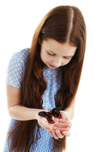 Маленькая девочка играет с бабочкой, изолированная на белом — стоковое фото