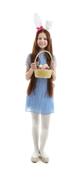 Gyönyörű kislány húsvéti nyuszi füle visel, és tartja a húsvéti tojás, elszigetelt fehér fonott kosár — Stock Fotó