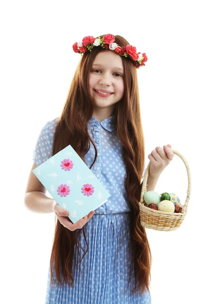 Menina bonita com cartão de saudação e cesta de Páscoa, isolado em branco — Fotografia de Stock