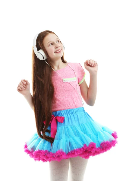 Hermosa niña con auriculares, aislada en blanco — Foto de Stock