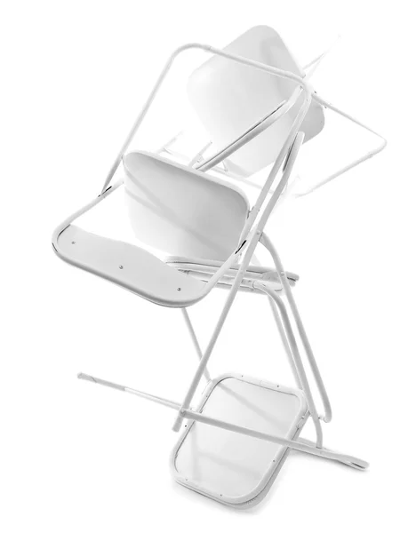 Стек металлических стульев, изолированных на белом — стоковое фото