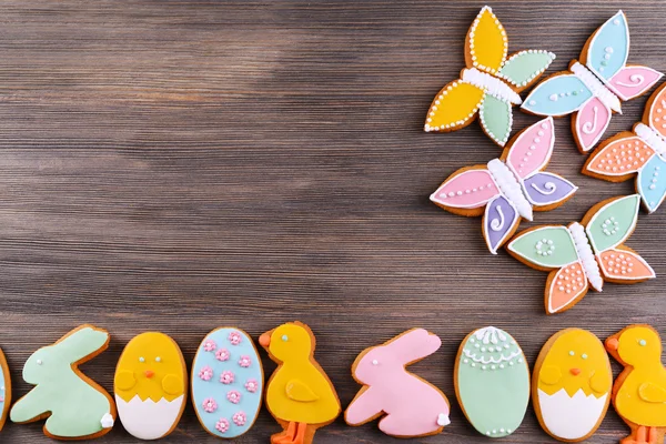 Délicieux biscuits de Pâques sur fond en bois — Photo