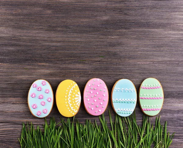 Délicieux biscuits de Pâques sur fond en bois — Photo