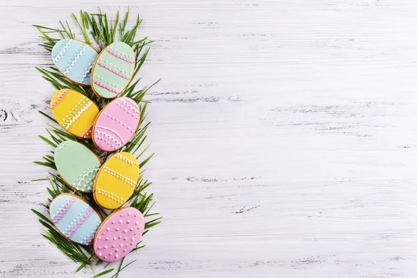 Deliziosi biscotti pasquali su sfondo di legno — Foto Stock