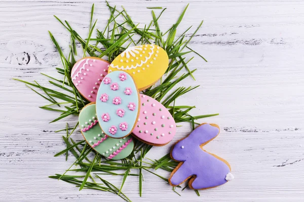 Deliciosas galletas de Pascua sobre fondo de madera —  Fotos de Stock