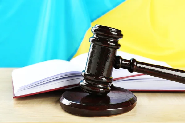 Wooden gavel and flag of Ukraine as background — Stock Photo, Image