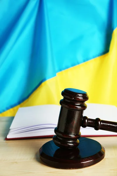 Wooden gavel and flag of Ukraine as background — Stock Photo, Image