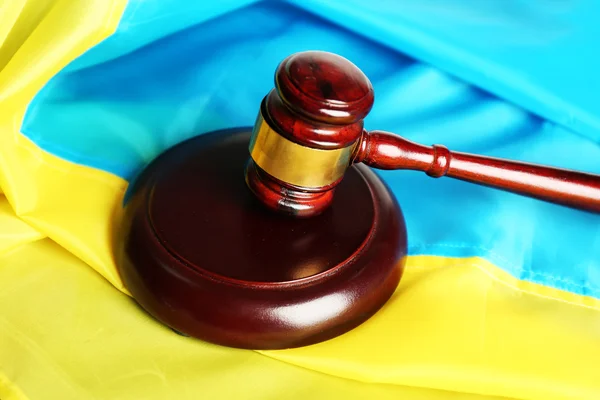 Wooden gavel and flag of Ukraine as background — Stock Photo, Image