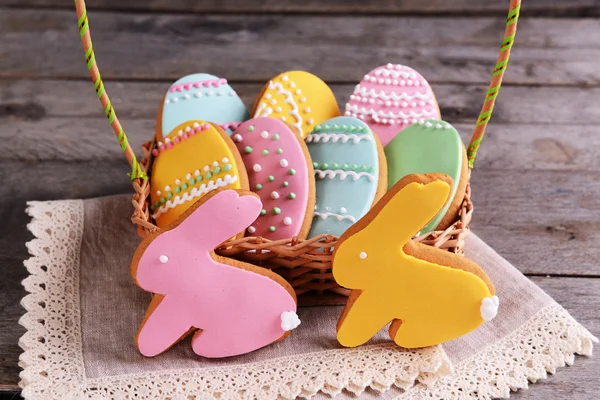 Deliciosas galletas de Pascua en primer plano de la mesa — Foto de Stock