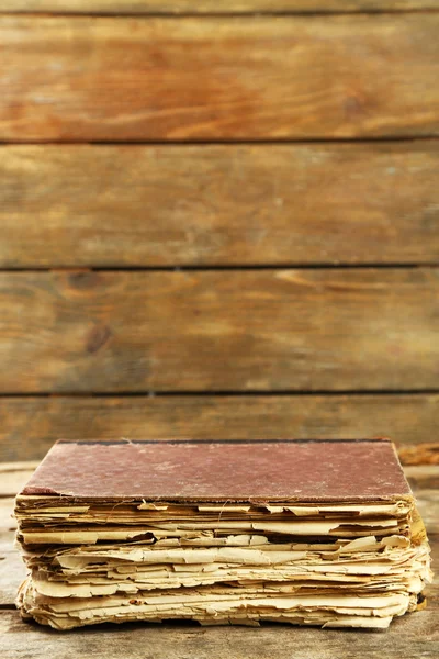 Stara książka na drewnianym stole — Zdjęcie stockowe