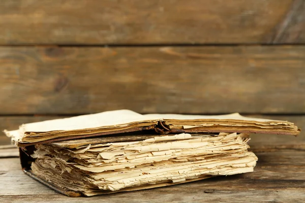 Oude boeken op houten tafel — Stockfoto