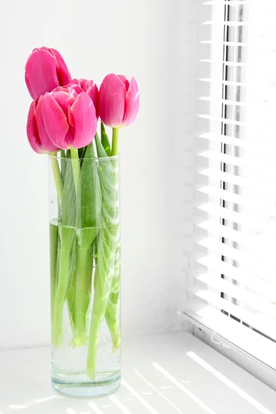 Rosa hermosos tulipanes en el alféizar de la ventana con luz solar —  Fotos de Stock