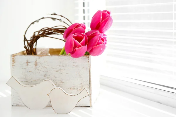 与阳光的窗台上放着粉红色美丽的郁金香 — 图库照片
