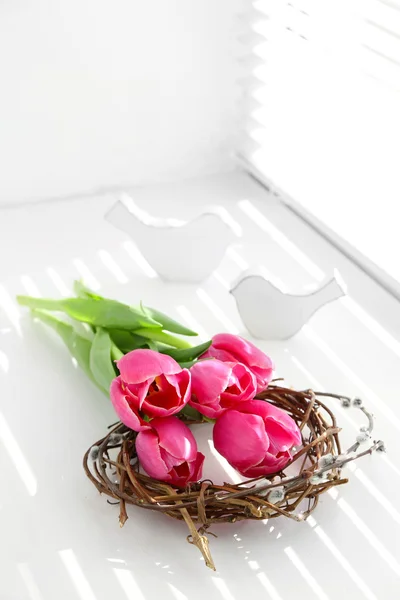 Rosa hermosos tulipanes en el alféizar de la ventana con luz solar — Foto de Stock