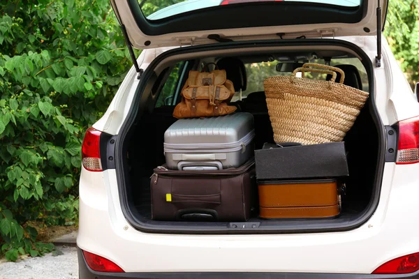 Bőröndök és a csomagtartóban az autó készen áll a nyaralás indulnak táskák — Stock Fotó