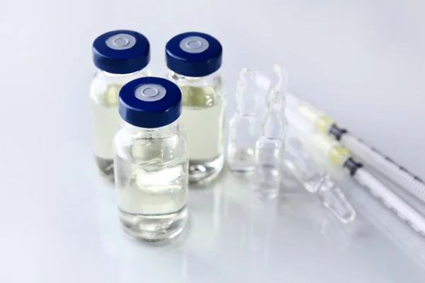 Vaccin i flaska med spruta — Stockfoto