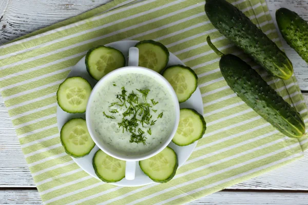 Sopa de pepino en cuenco sobre fondo de mesa de madera de color — Foto de Stock