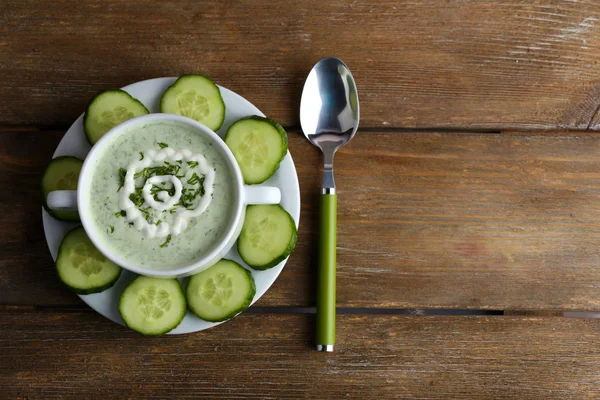 Gurkensuppe in Schüssel auf rustikalem Holztischhintergrund — Stockfoto