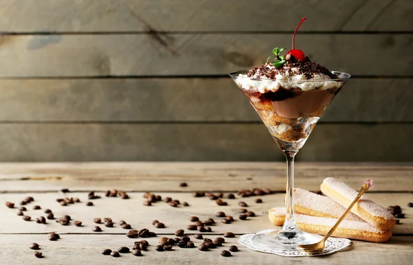 Вкусный десерт из тирамису в стекле, на деревянном фоне — стоковое фото