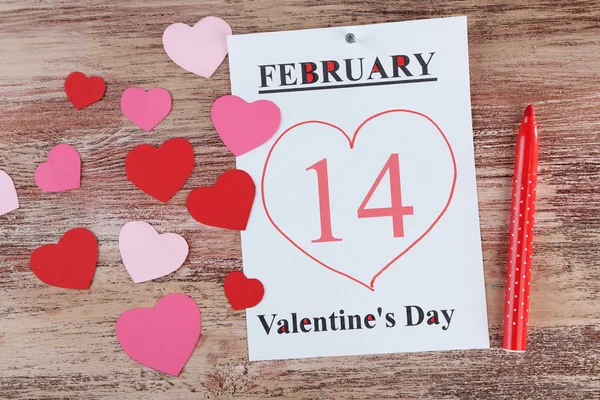 バレンタインデー、2 月 14 日木製の背景のカレンダーに — ストック写真