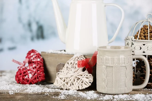 Composición invernal con bebida caliente sobre fondo natural — Foto de Stock