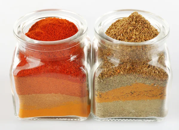 Olika sorters kryddor i glasflaskor isolerad på vit — Stockfoto